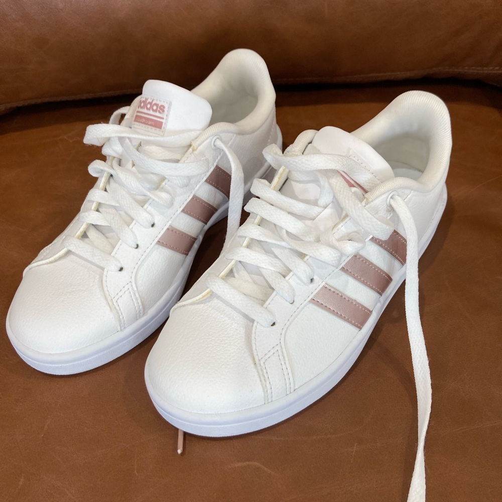 NWT Adidas rose gold stripe sneaker 🌟